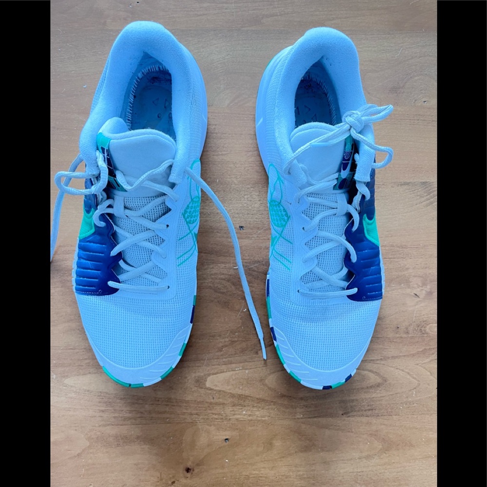 Men’s tennis shoes 11 , like new condition.